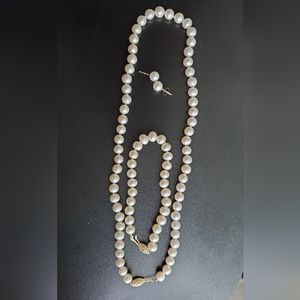 Set of pearl necklace, bracelet and earrings